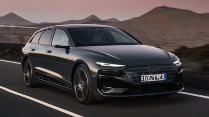 une voiture noire sur une route
