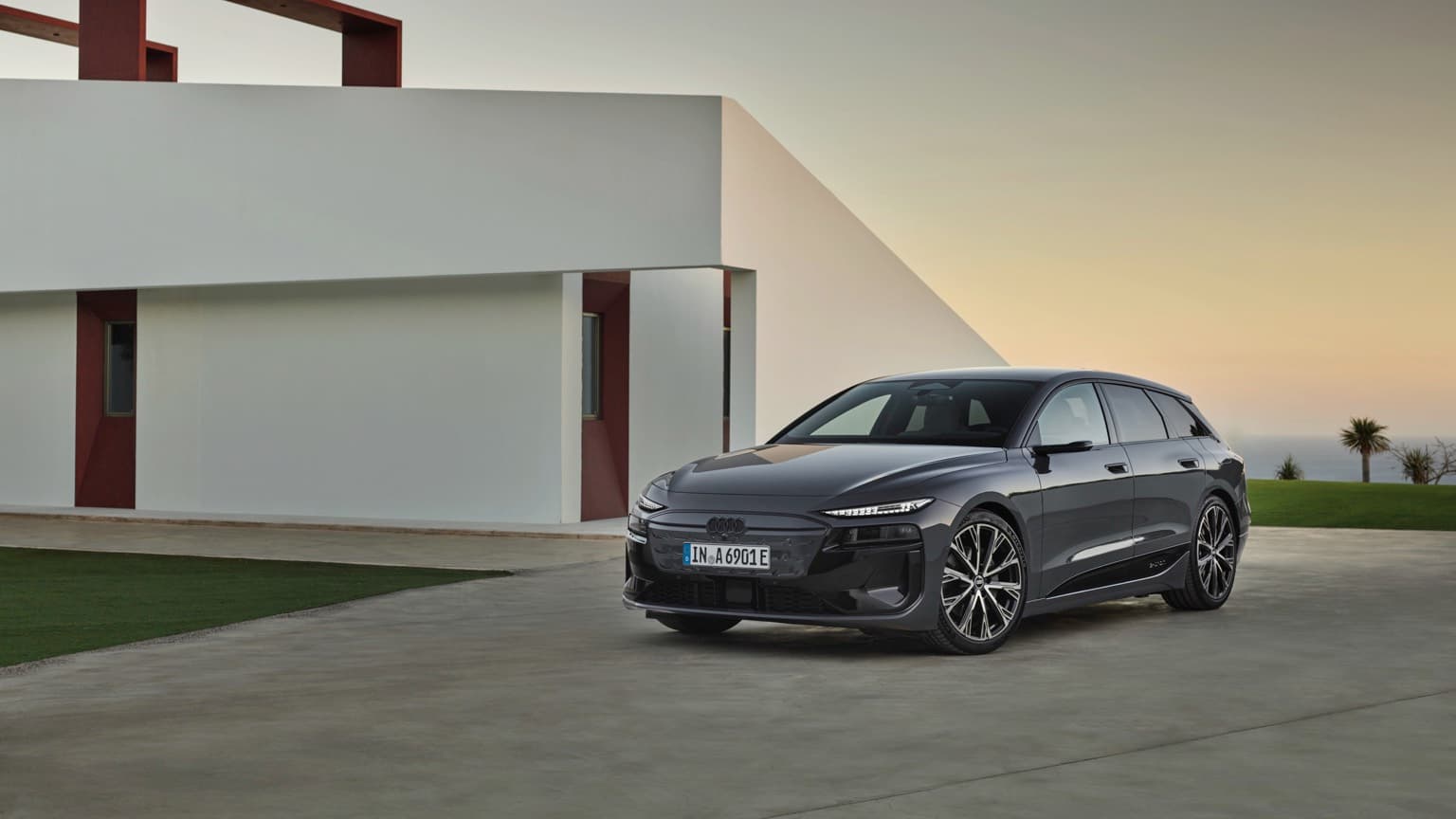 une voiture garée devant un bâtiment