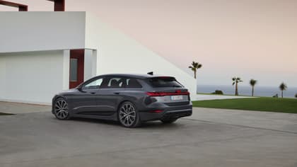 une voiture garée devant une maison