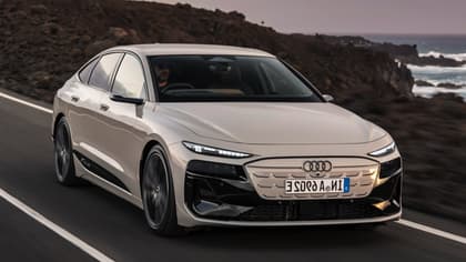 une voiture roulant sur une route