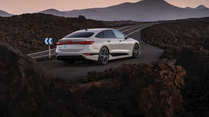 une voiture sur une route