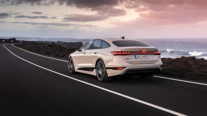 une voiture sur la route