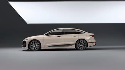 une voiture garée devant un écran