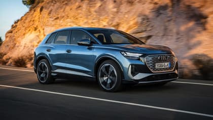 une voiture bleue sur une route
