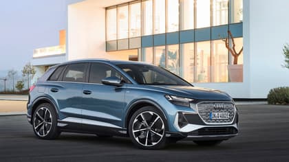 un 4x4 bleu garé devant un bâtiment