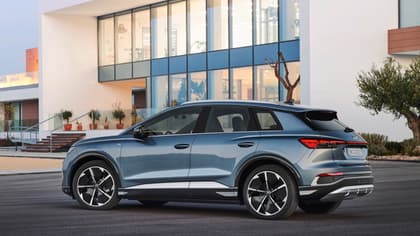 une voiture garée devant un bâtiment
