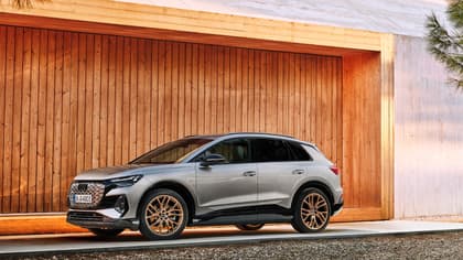 une voiture garée devant un garage en bois