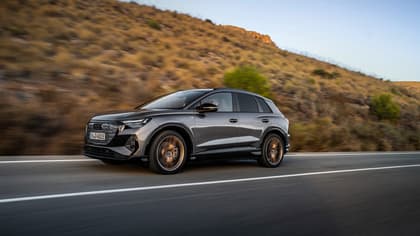 une voiture roulant sur une route