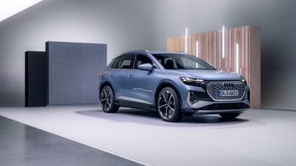 une voiture garée dans une salle d'exposition