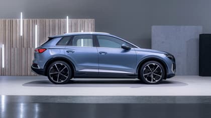 une voiture bleue garée sur une scène