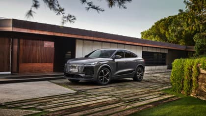 une voiture garée devant un bâtiment