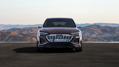 une voiture garée sur une route