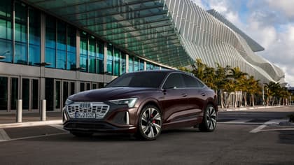 une voiture garée devant un bâtiment