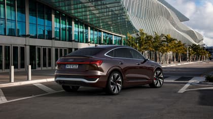 une voiture garée devant un bâtiment