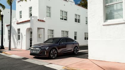 une voiture garée devant un bâtiment blanc
