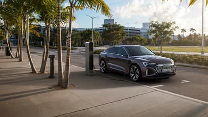 une voiture en train de se charger à une station de chargement