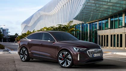 une voiture garée devant un bâtiment
