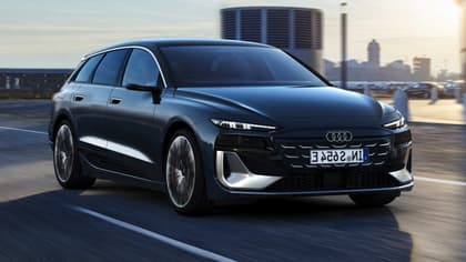 une voiture noire sur une route