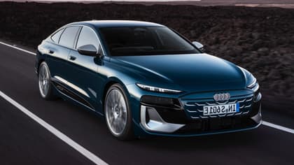 une voiture bleue sur une route