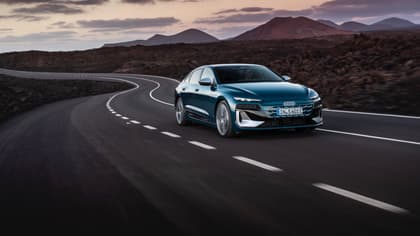 une voiture roulant sur une route