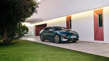 une voiture garée devant un bâtiment
