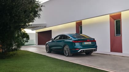 une voiture garée devant un bâtiment