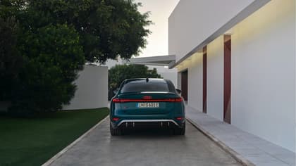 une voiture garée dans une allée