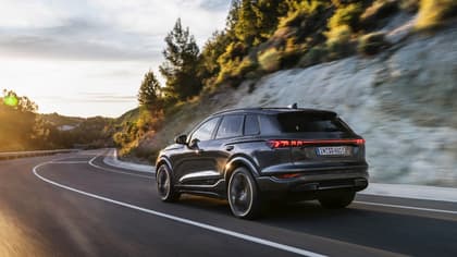 une voiture roulant sur une route