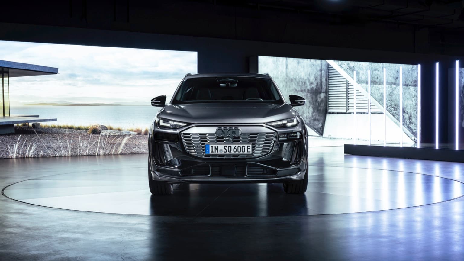 une voiture garée à l'intérieur d'un bâtiment
