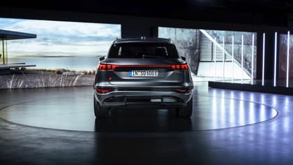une voiture exposée dans une salle d'exposition
