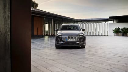 une voiture garée dans un bâtiment