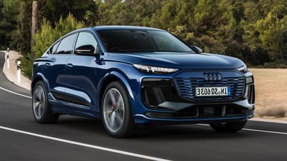 une voiture bleue roulant sur une route
