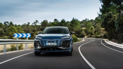 une voiture bleue roulant sur une route