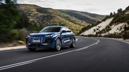 une voiture bleue roulant sur une route sinueuse