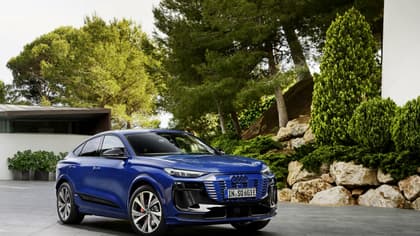une voiture bleue garée dans une allée