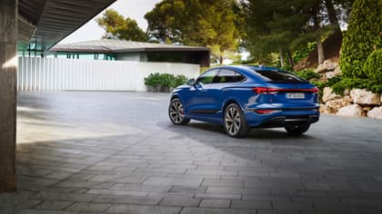 une voiture bleue garée dans une allée