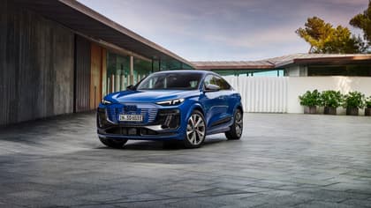une voiture bleue garée devant un bâtiment