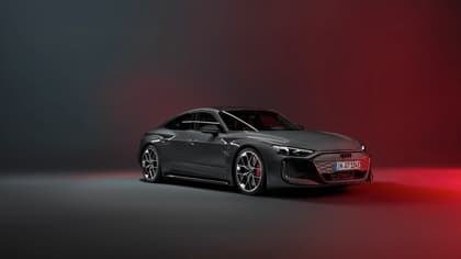 une voiture de sport noire avec des feux rouges et noirs