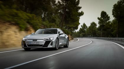 une voiture argentée roulant sur une route sinueuse