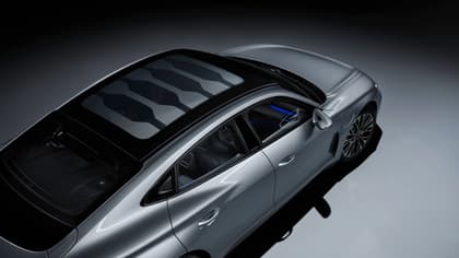 une voiture de sport argentée avec un toit noir