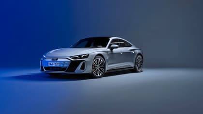 une voiture argentée sur fond bleu