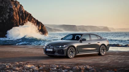 une voiture garée sur une plage