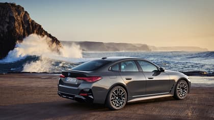 une voiture garée sur une plage