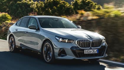 une voiture argentée sur une route