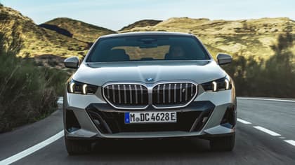 une voiture roulant sur une route