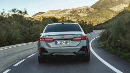 une voiture roulant sur une route