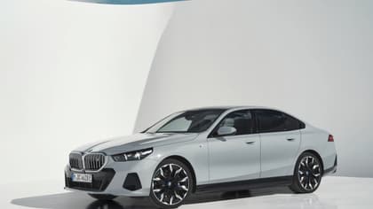 une voiture garée devant un mur blanc