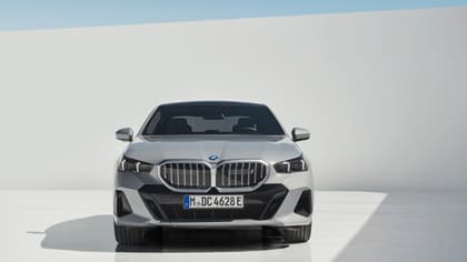 une voiture garée sur une surface blanche