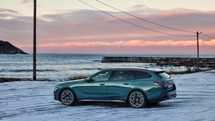 une voiture garée sur une plage enneigée
