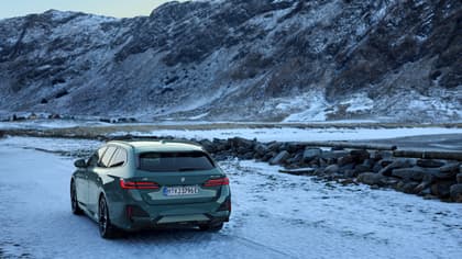 une voiture sur une route enneigée